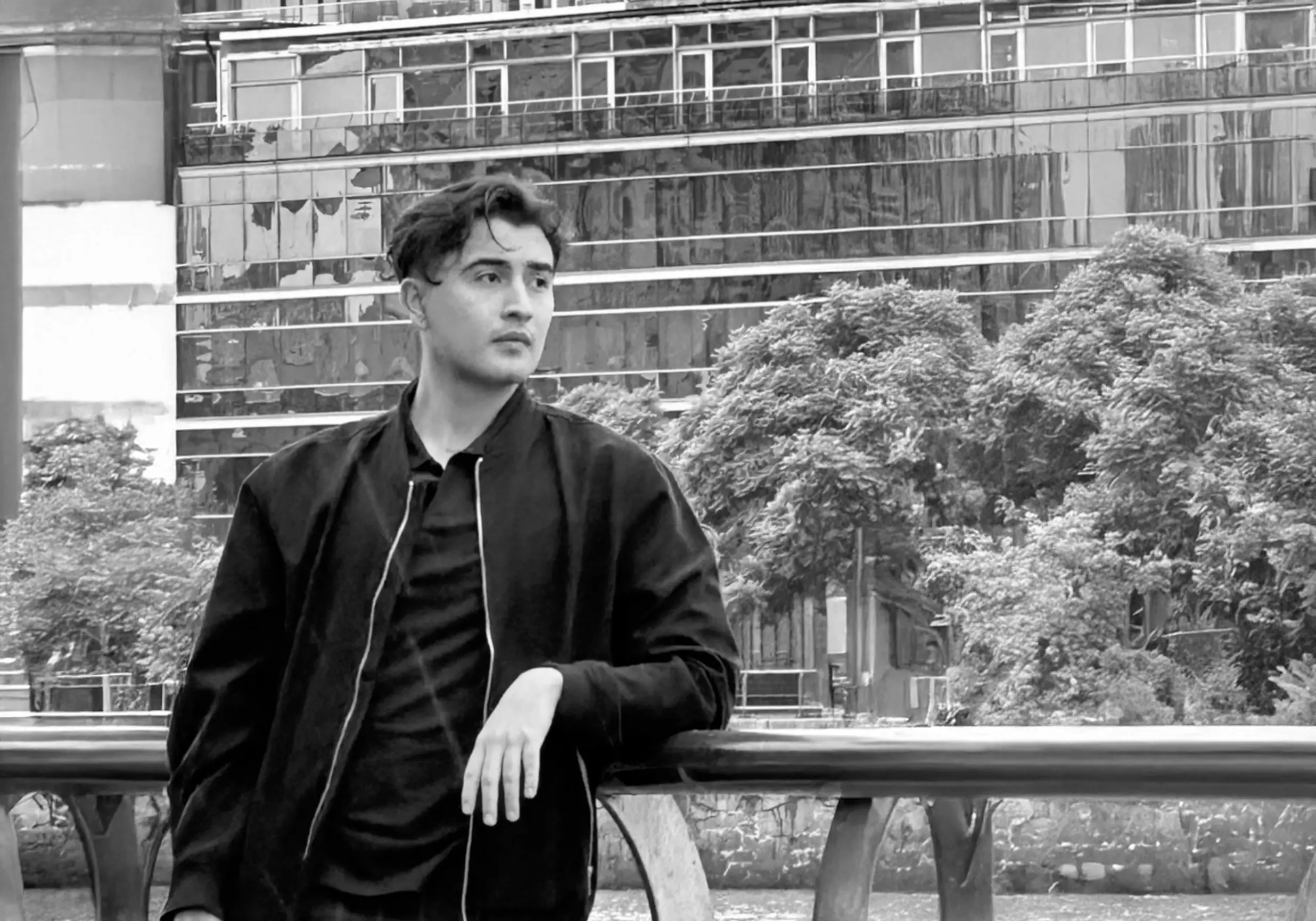 Josué Terán López frente a un edificio con jardines verticales